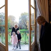 摩納哥王室的龍鳳胎首次到訪法國巴黎，更與法國第一夫人布麗吉特（後）見面。（HSH Princess Charlene Instagram圖片）
