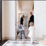 摩納哥加萊列拉小公主及雅克小王子（前排左）首次到訪巴黎。（HSH Princess Charlene Instagram圖片）