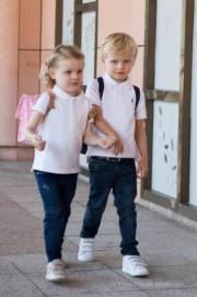 2018年9月12日，摩納哥加萊列拉小公主（左）及雅克小王子（右）開學。（Prince's Palace of Monaco facebook影片截圖）
