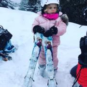 2018年2月，加萊列拉小公主一身粉紅滑雪Look，拿着Frozen滑雪板。（HSH Princess Charlene Instagram圖片）