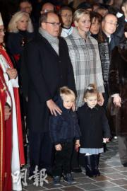 2018年1月26日，摩納哥元首阿爾貝二世親王與妻子維特斯托克、愛兒雅克小王子、愛女加萊列拉小公主出席活動。（法新社）