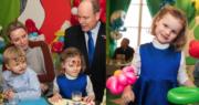 2019年12月12日，摩納哥加萊列拉小公主 (左圖前排右、右圖)、雅克小王子 (左圖前排左) 舉行5歲生日會。左圖後排左為摩納哥王妃、後排右為阿爾貝二世親王。（Palais Princier de Monaco facebook影片截圖）