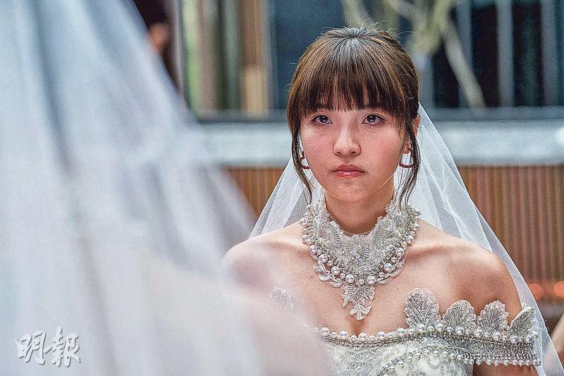 「小薯茄」成員吳冰由宣傳新片到電影結局都穿著婚紗亮相，完全滿足粉絲需求。