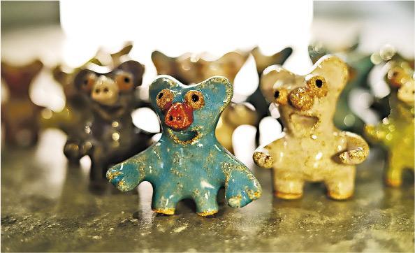 「師傅仔」黃震邦將昆蟲和野豬結合，創作  	出陶藝作品《豬蟲軍隊》。（機構提供）
