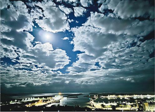 天空畫廊——追求的不止是日落日出、月圓月缺、藍天白雲的詩情畫意，還懂得欣賞雲層雲海的佈陣——啊，還有地平線——萬物一切協力構成的天空畫廊！（作者提供）