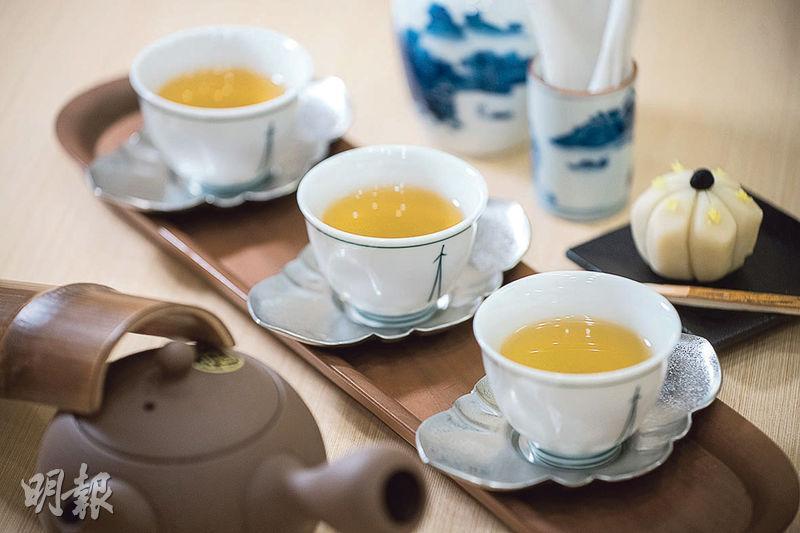 日本福茶——體驗班每月轉換茶款及和菓子，日本2月有「撒豆節」，Sam將應節教授冲泡有黃豆的福茶。（朱安妮攝）