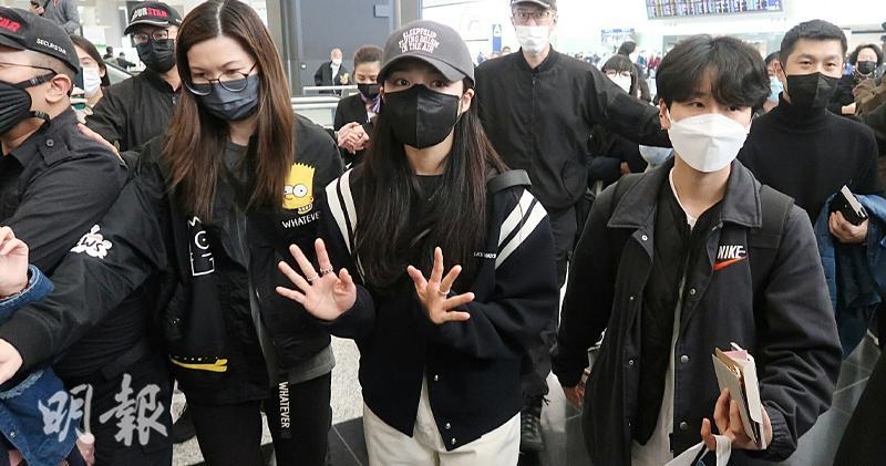韓國女團Apink主音鄭恩地今日抵港，為明天的個人演唱會做準備。（鍾一虹攝）