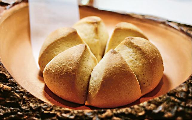 Mirazur的招牌麵包，在Côte也能吃得到。這是Mauro母親在阿根廷的食譜，沾上法國南部的橄欖油，相得益彰。（Gloria Chung攝）