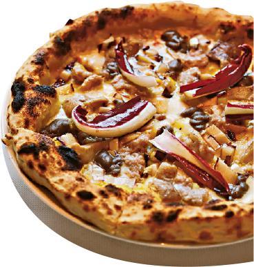 Riva Del Fiume的苦白菜配意大利肉腸pizza，肉感兼創意十足。（750泰銖/約180港元）（Gloria Chung攝）