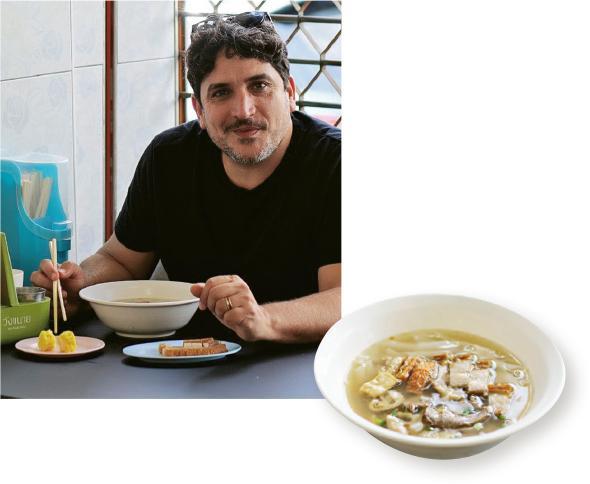 名廚Mauro Colagreco欣賞Kway Chap Mr. Joe 的粿汁（右圖）及鬆脆的燒肉。（Gloria Chung攝）