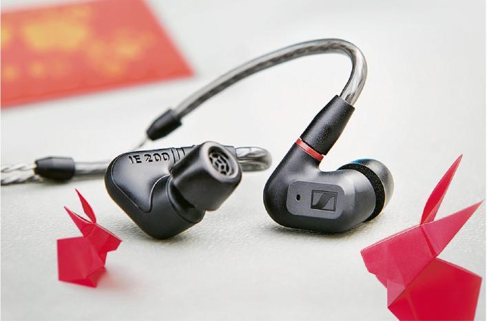 雙重調音--Sennheiser IE 200雖屬入門級發燒耳機，但功能十分齊全，包括雙重調音功能，能自行設定高低音強度，在同價位耳機中較為少見。（設計圖片，gollykim@iStockphoto、品牌提供）