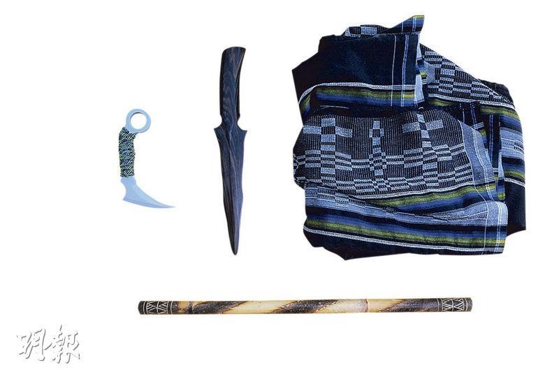 課堂上練習用兵器（左至右）：塑膠製虎爪刀、木製短刀、紗籠布、棍。（梁雅婷攝）
