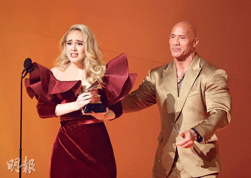 Adele（左）自稱是狄維莊遜（右）粉絲，大會於是邀請後者頒發最佳流行演出獎，為她帶來驚喜。（法新社）