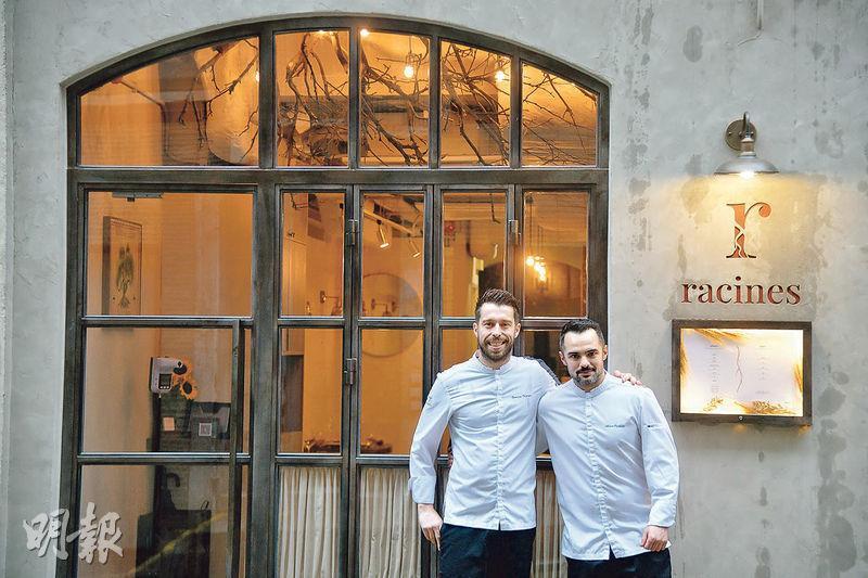 雙總廚制——Racines實行雙總廚制。Romain Dupeyre (左）來自法國尼斯，Adrien Castillo（右）則來自圖盧茲，二人相識多年，於去年一同在上環開設小酒館。（黃志東攝）