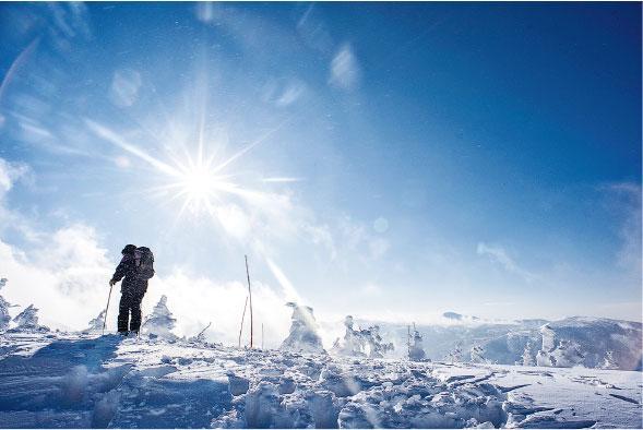 八甲田山冬天滑雪期長達半年，田茂萢岳頂則屬高階雪道。（卓文慧攝）