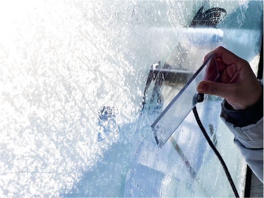 由於纜車車廂內濕度較高，與外面溫差大，運行時透明窗即時結霜。（卓文慧攝）