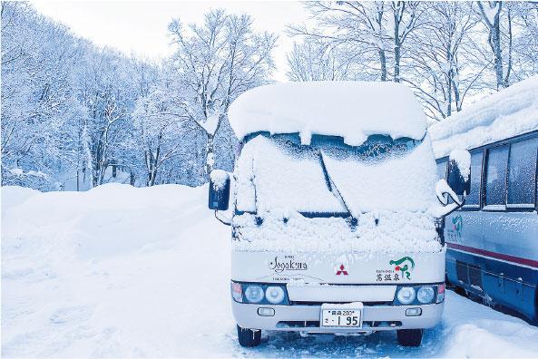 冬天豪雪是八甲田山特色，酒店專車也鋪上厚雪，故不建議遊客冬天自駕遊。（卓文慧攝）