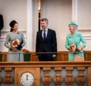 丹麥女王瑪格麗特二世（右），與丹麥王儲弗雷德里克及儲妃瑪麗（Det danske kongehus facebook圖片）