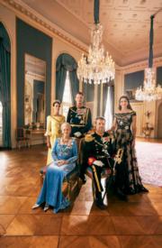 丹麥女王瑪格麗特二世（前排左）、王儲伉儷弗雷德里克及瑪麗（右）、Prince Joachim伉儷（左）（Det danske kongehus facebook圖片）