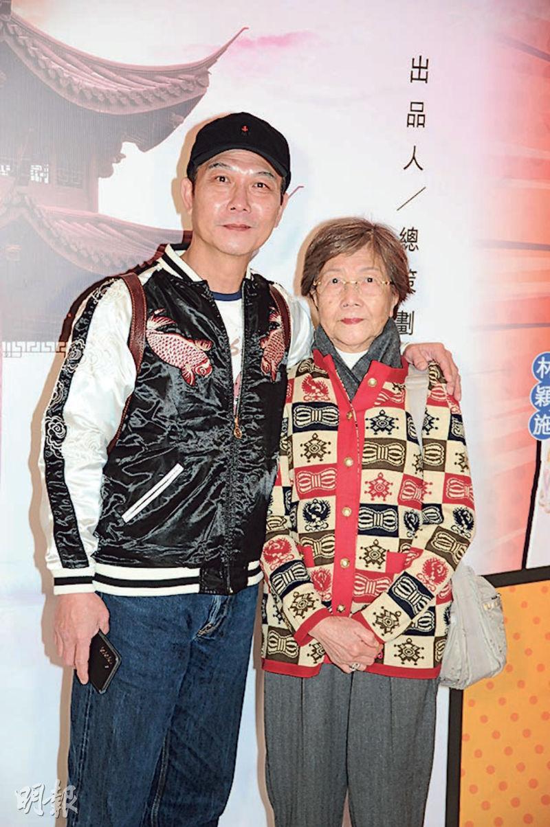 錢小豪（左）帶母親（右）觀賞粵劇。（攝影/記者：陳釗）