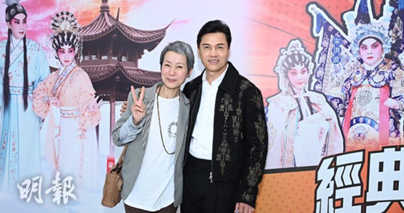 呂良偉與葉童到西九戲曲中心觀賞《經典折子戲》。（大會提供）