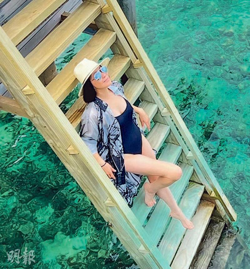 劉嘉玲在馬爾代夫享受陽光與海灘，網民讚她身形太好。（網上圖片）