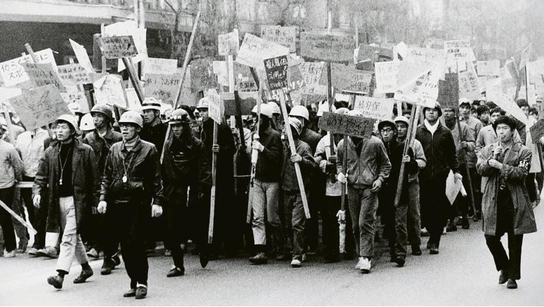 《三里塚》系列記錄1960年代日本政府計劃在成田市三里塚地區興建成田機場，引發當地農民抗爭，得到學生及社運者支持。