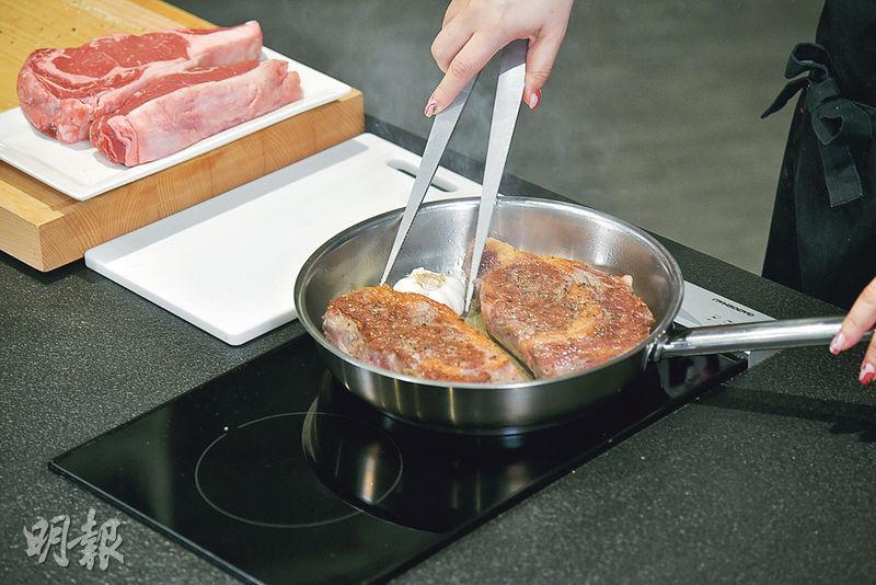 煎較吸油——煎牛扒從生肉開始煎，無論用油量還是吸油量都較慢煮高。（資料圖片）