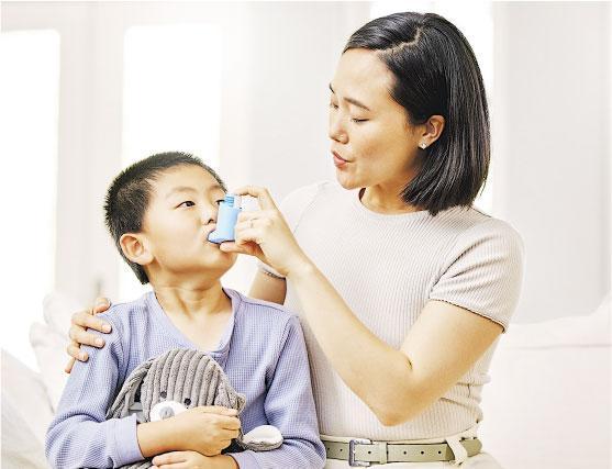 誘發哮喘——傷風、感冒和氣管炎等，均可誘發哮喘，造成久咳，單靠服止咳藥物，對病情並無幫助。（設計圖片，PeopleImages@iStockphoto）