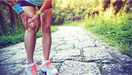 長期膝痛——當髕骨反覆脫位，會加快膝關節老化，引起長期疼痛。（設計圖片，lzf@iStockphoto）