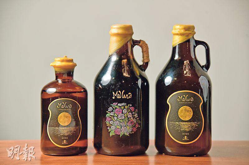 獨特酒瓶——Melluna鴨腳木蜜釀由養蜂至釀造均由Beetales在香港製造，包裝採用仿古代酒瓶及蜂蠟封口。想為honey送上難忘禮物，可訂製獨一無二的手繪玻璃瓶（中，$1150/1000毫升）。（一般包裝：左，$390/500毫升；右，$650/1000毫升，新興農場網店有售）（黃志東攝）