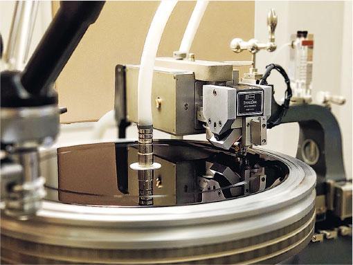 刻上音軌——刻錄機在圓形母盤樹脂上刻上音軌，完成後其實已可直接放在唱盤上播放。（受訪者提供）
