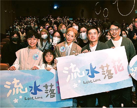 兩小演員（左起）、鄭秀文、導演賈勝楓及陸駿光前晚到戲院謝票。（攝影：劉永銳）