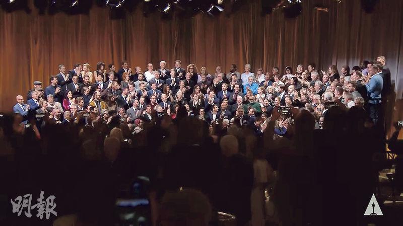 今屆奧斯卡候選人午宴共有182名電影人出席，拍攝大合照時氣氛熱鬧。