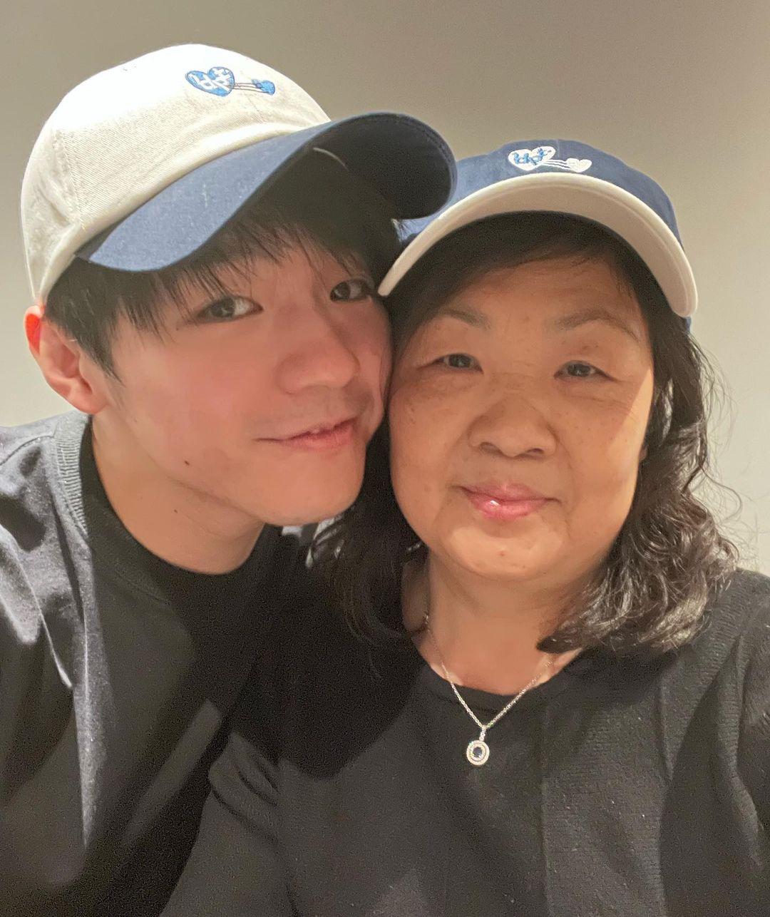 陳卓賢和媽媽餅印一樣，兩母子面貼面合照兼戴上同款帽子，畫面溫馨。（Ig圖片）