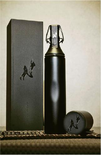 黑色樽身--中田英壽跟高木酒造合作的清酒名為N，黑色樽身十分特別。（品牌提供）