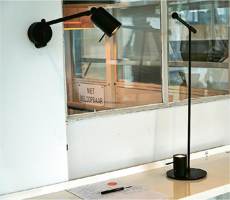 手提燈頭--設計師Anton de Groof在2013年成立的荷蘭品牌Tonone帶來了新作ONE，設計有別於其他無線手提燈，將無線手提燈微縮成一個燈頭，並設計可供充電的枱燈及坐地燈支架，以磁力球形把手作連接，做到「一頭多用」。（Dawn Hung攝）