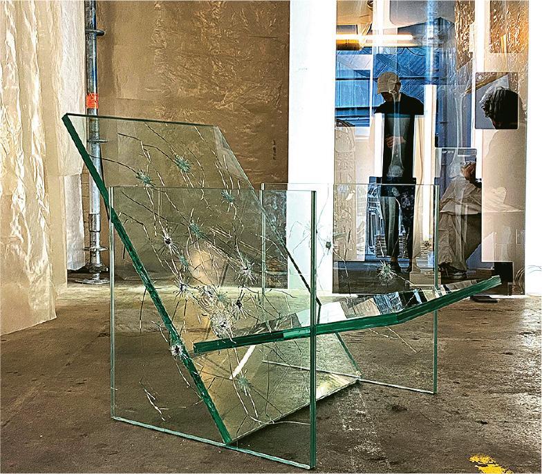 防彈座椅--防彈玻璃大都用作保護用途，法國設計師Thibeau Scarcériaux的War Chair卻選擇用來製作椅子。當中的巧妙之處，在於視覺上看到彈痕但觸摸時卻完全摸不到，成為有趣的反戰之作。（Dawn Hung攝）