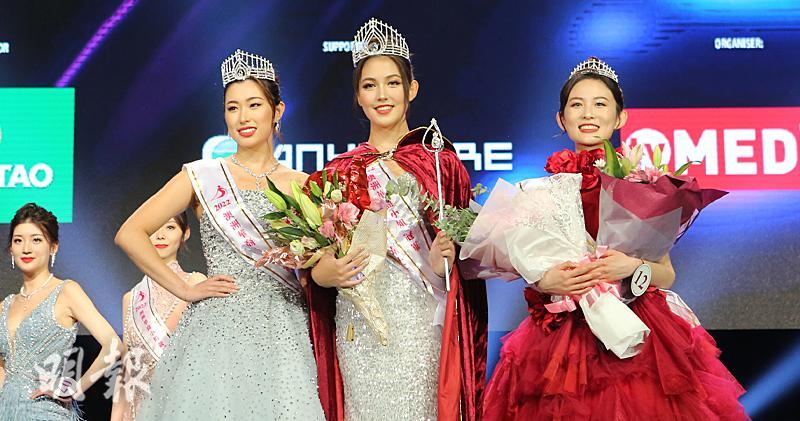 《2022澳洲華裔小姐競選總決賽》3甲出爐，分別為冠軍喬西美莎（中）、亞軍周欣怡（左）及季軍孫曉昱（右）。（大會提供）