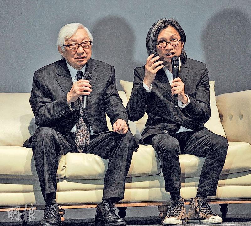 陳可辛（右）2012年在泰國舉辦新書推介會，父親陳銅民（左）現身撐場。（資料圖片）