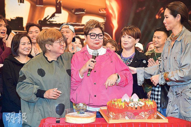 肥媽（粉紅色衫）昨日錄影《中年好聲音》，獲節目組送上蛋糕預祝69歲生日。（攝影：劉永銳）