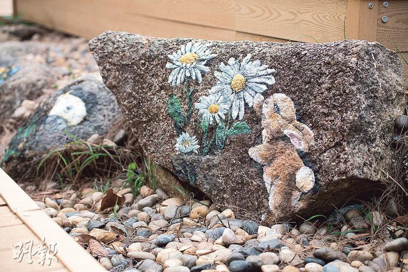 「美之山丘」的石上還繪畫了各種小動物的日常生活情景，非常有趣。（朱安妮攝）