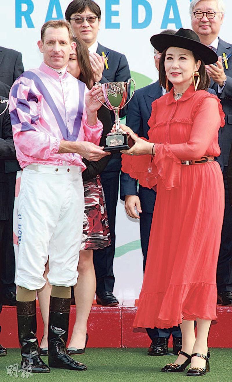 汪明荃（右）擔任「TVB盃」頒獎嘉賓，頒獎盃給勝出的「健康快駒」騎師布文。（攝影：鍾偉茵）