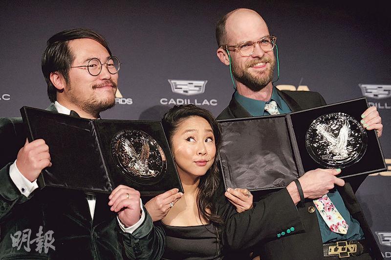 《奇異女俠玩救宇宙》贏得美國導演公會獎，關家永（左起）、許瑋倫及丹尼爾施奈特表現興奮。（路透社）