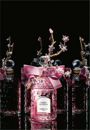 beauty：精緻刺繡 依偎蝴蝶結 香水瓶上的櫻花美景