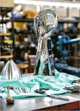 超級碗獎盃--品牌自首屆Super Bowl超級碗開始，多年來均為賽事製作獎盃，當中的美式足球設計與官方法定尺寸相符，設計精巧細緻。（品牌提供）