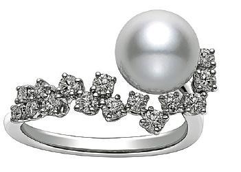 白金戒指--Starry Night Collection 18K白金戒指配珍珠及鑽石$31,600（品牌提供）