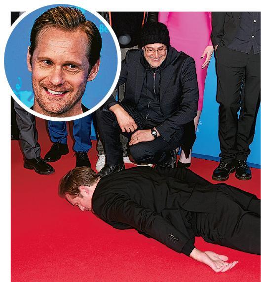 阿歷山大沙士格出席《Infinity Pool》柏林首映禮，忽然伏在紅地氈上。（Getty Images）
