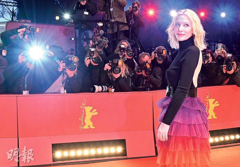 姬蒂白蘭芝穿著露背裝出席《Tar》柏林首映禮，名副其實變成「影後」。（法新社）