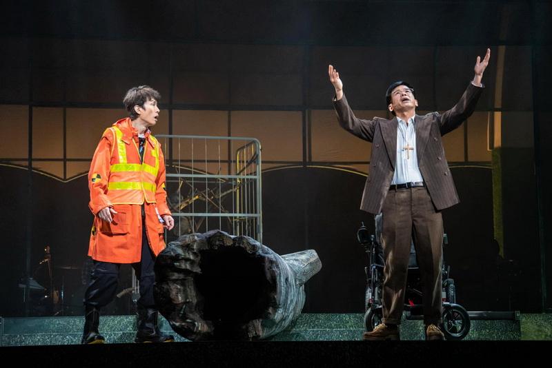黃子華與林海峰的舞台劇《愛我別走》昨晚首演。（《愛我別走》fb圖片）